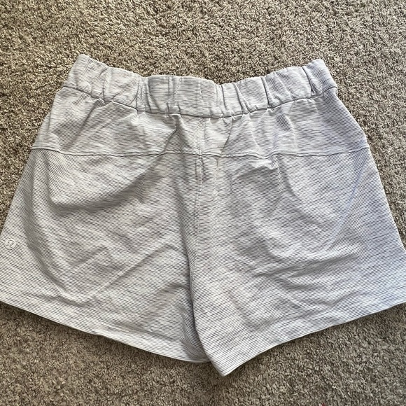 Lululemon shorts Sz 4. - Picture 2 of 3
